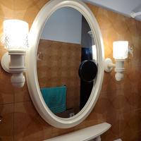 Specchio con applique e mensola