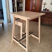 Scrivania alta in legno con sgabello