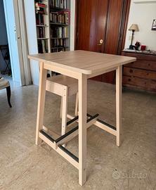 Scrivania alta in legno con sgabello