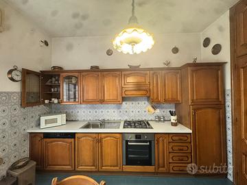 Cucina completa in legno ed elettrodomestici