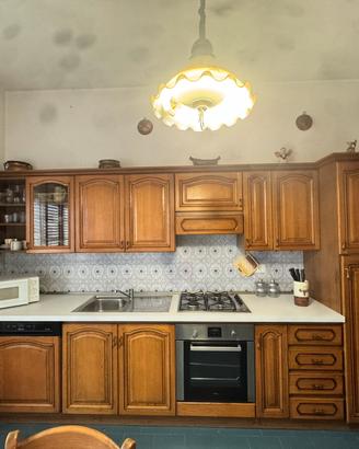 Cucina completa in legno ed elettrodomestici