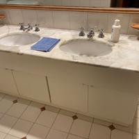 Lavandini, piano in marmo, sanitari, mobiletti