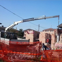 Camion con gru e ribaltabile Iveco E120