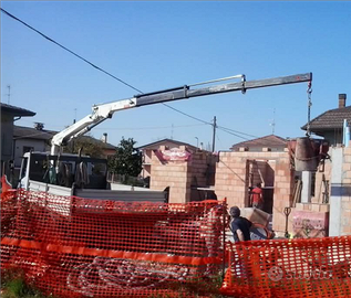 Camion con gru e ribaltabile Iveco E120