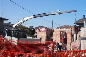 Camion con gru e ribaltabile Iveco E120