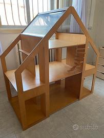 Casa delle bambole/ scaffale libri e giochi