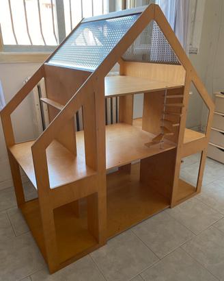 Casa delle bambole/ scaffale libri e giochi