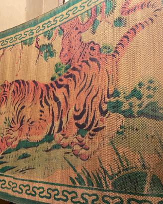 Tappeto/tenda in paglia decorato con tigre