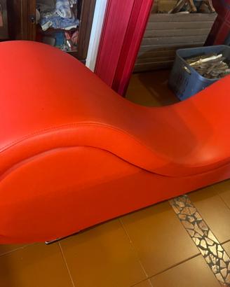Poltrona rossa dal design moderno