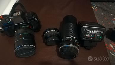 Reflex analogica Pentax P30N con molti accessori.