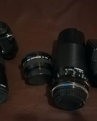 Reflex analogica Pentax P30N con molti accessori.