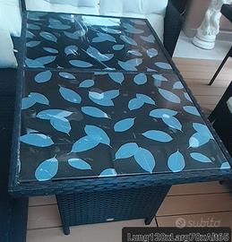 Tavolo in vero polyrattan e  3 sedie in plastica 