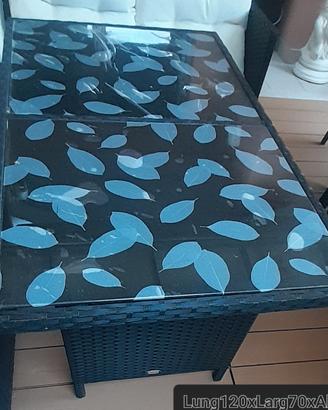 Tavolo in vero polyrattan e  3 sedie in plastica 