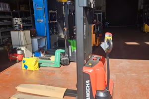 Stoccatore elettrico 1200kg con batterie di semi t