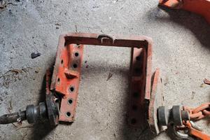 Attacco a due punti per vanga e fresa