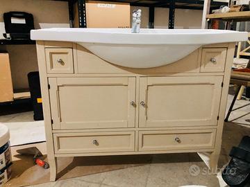 Lavandino con mobile bagno stile shabby chic
