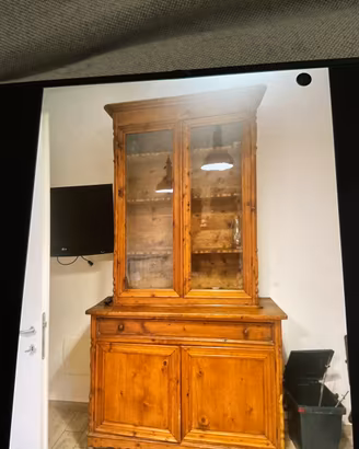 Antica credenza toscana a doppio corpo con vetrina