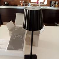 Lampada da tavolo a led in metallo nero