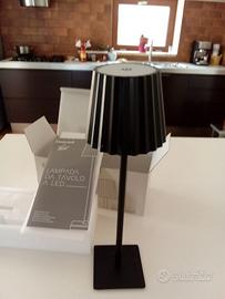 Lampada da tavolo a led in metallo nero