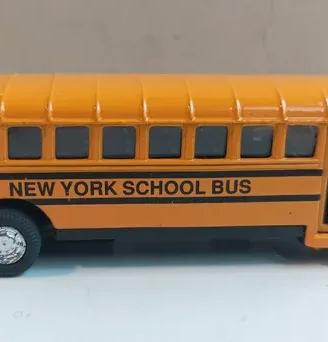 Gioco Scuolabus New York school bus In metallo.