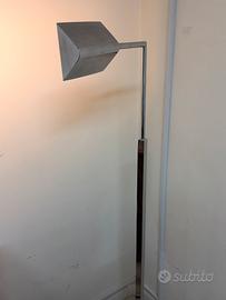 Lampada da terra modernista con presa regolabile