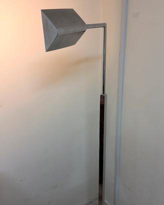 Lampada da terra modernista con presa regolabile