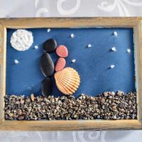 Quadretti realizzati con sassi.
