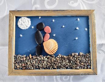 Quadretti realizzati con sassi.
