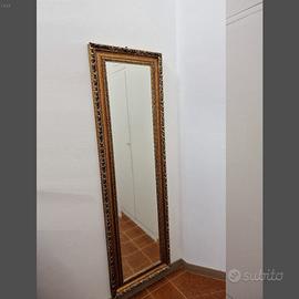specchio dorato lungo da parete