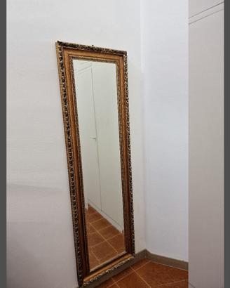 specchio dorato lungo da parete