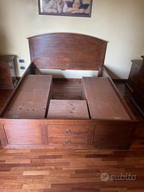 Letto in legno massiccio con cassettoni
