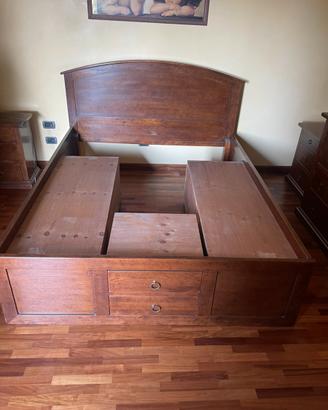Letto in legno massiccio con cassettoni