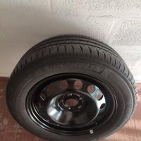 pneumatico più cerchione e catene da neve