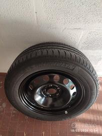 pneumatico più cerchione e catene da neve