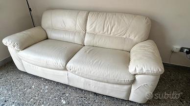 Divano bianco finta pelle