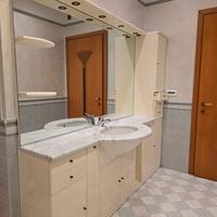 Mobile bagno color bianco laccato e piano in marmo