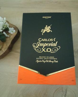 Cofanetto con bottiglia vuota di Carlos I