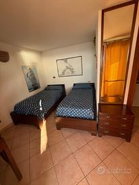 Camera  con due letti singoli completa in legno