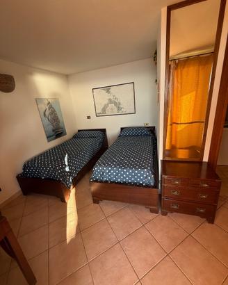 Camera  con due letti singoli completa in legno