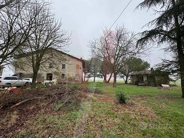 Casa indipendente di 600 m² con più di 5 locali a 