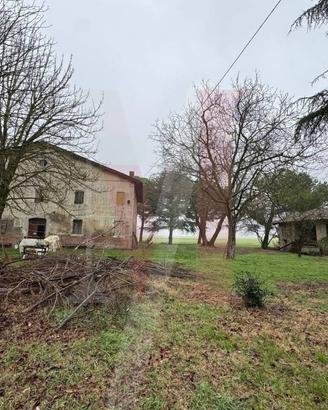 Casa indipendente di 600 m² con più di 5 locali a 