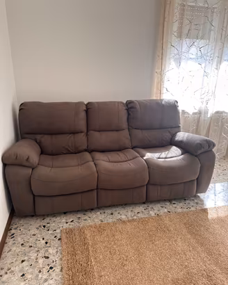Divano color tortora, con  meccanismo recliner