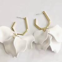 Orecchini pendenti bianchi