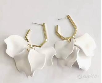 Orecchini pendenti bianchi