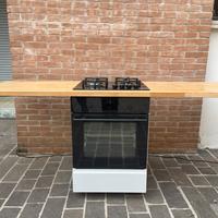 Cucina con forno e piano cottura in vetro ceramico