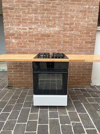 Cucina con forno e piano cottura in vetro ceramico