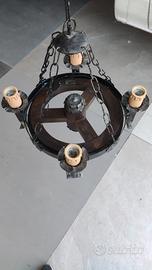 Lampadario a ruota di legno è ferro battuto