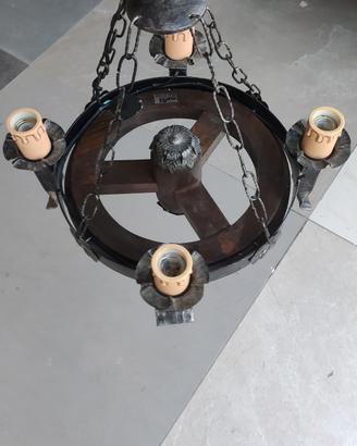 Lampadario a ruota di legno è ferro battuto