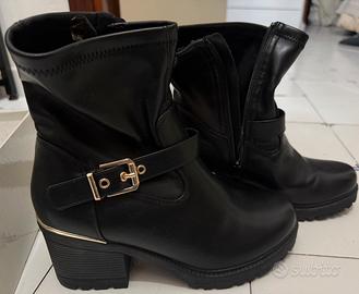 Stivali donna n 40 con fibbia oro