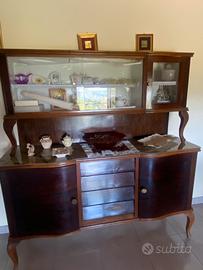 Mobile antico con cristalliera
